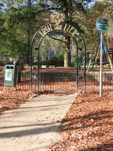 912235 Afbeelding van het siersmeedhek voor het 'Trui van Lier Speelkwartier' in het Wilhelminapark te Utrecht.N.B. In ...